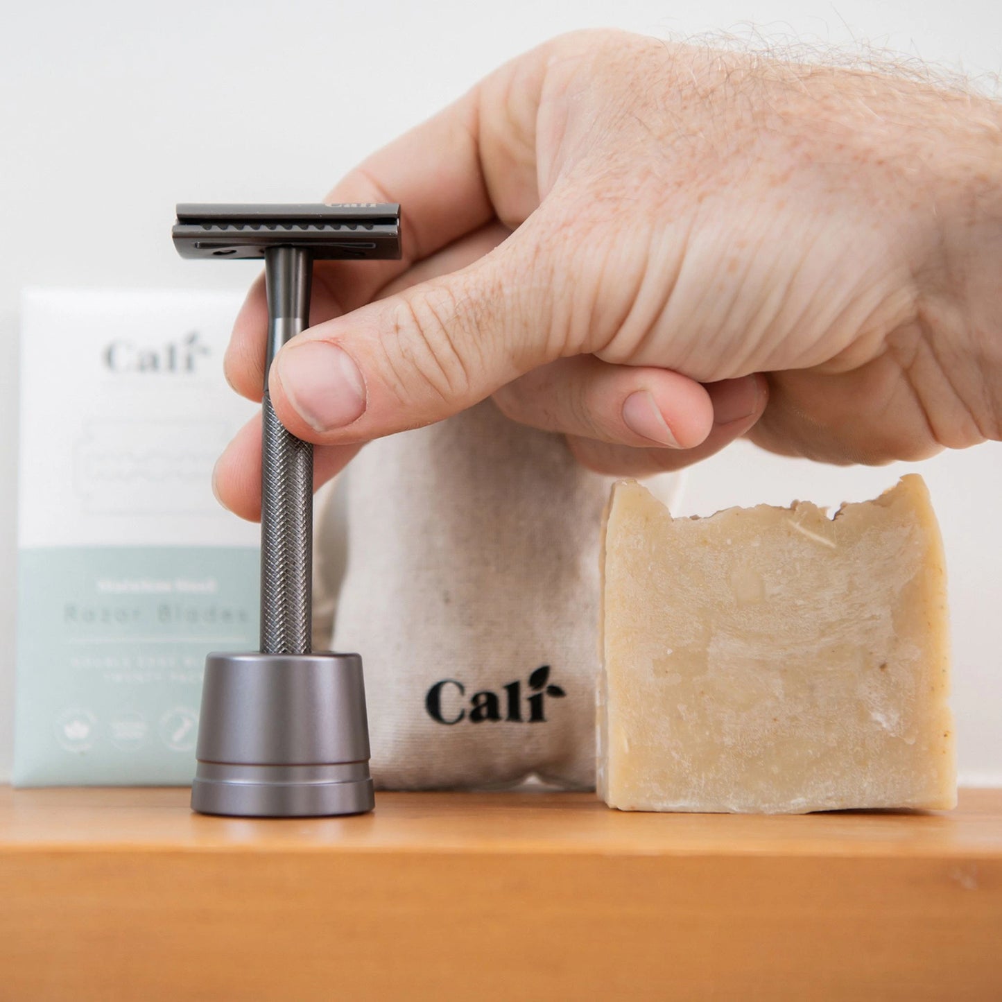 CaliWoods Slate Shave Kit with stainless steel razor, natural shaving soap, refill blades and linen pouch – zero waste shaving essentials NZ